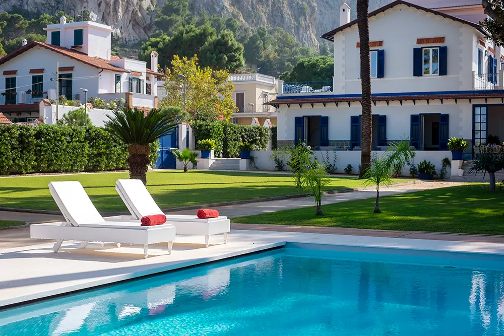 Villa Liberty Restored by MAB Arquitectura