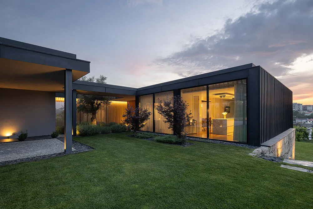 Casa da Encosta by Ricardo Azevedo Arquitecto