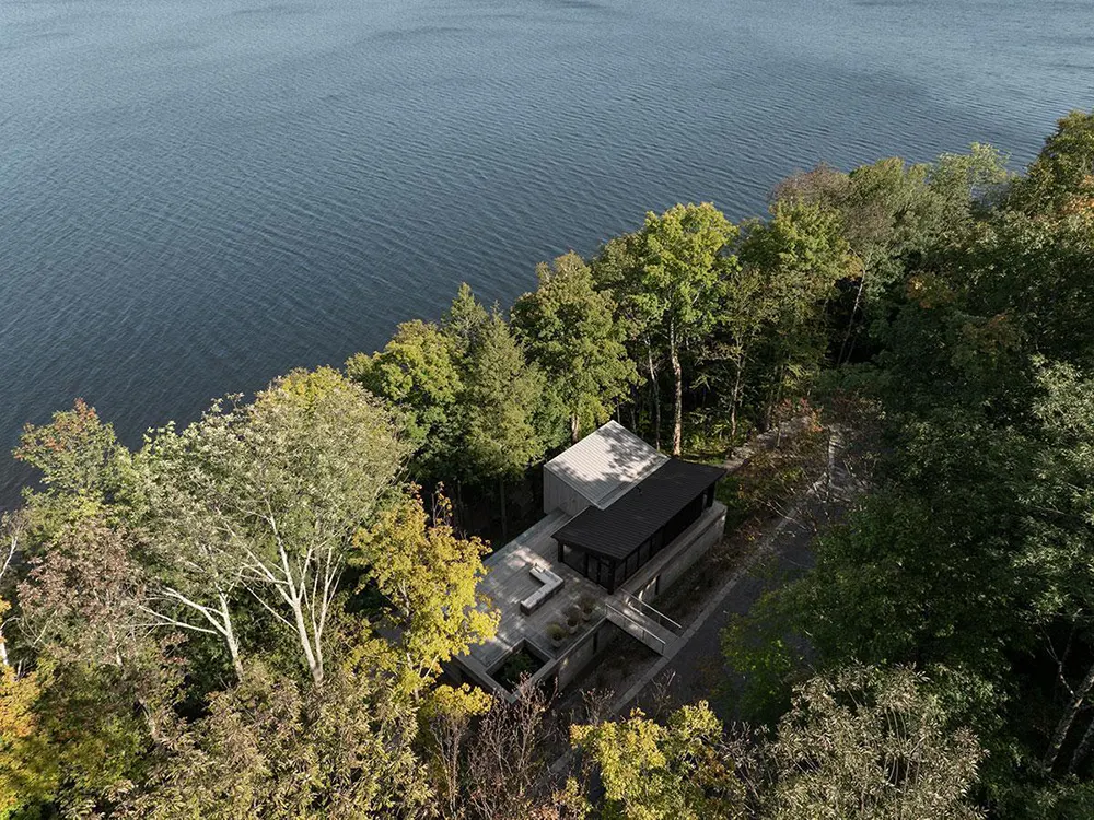 Counter-Slope House by yh2 Lake Memphremagog
